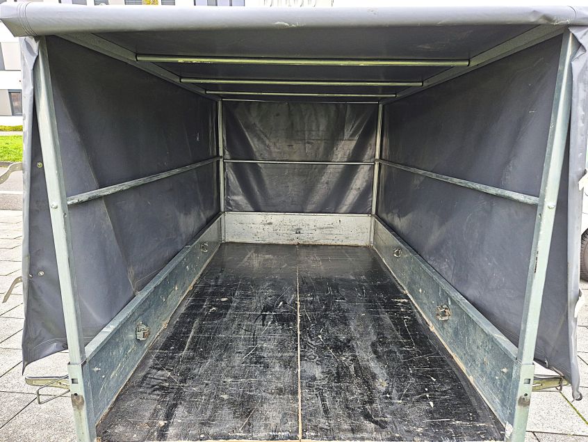 Planenanhänger 750kg mieten | Innenansicht | Anhängervermietung Klümper
