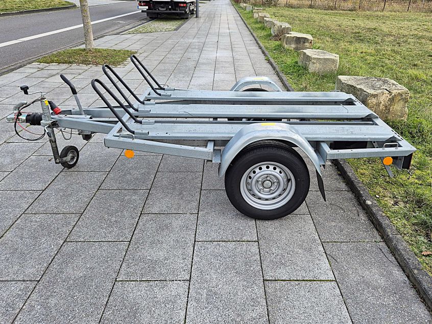 Motorradanhänger 1000kg mieten | linke Seite | Anhängervermietung Klümper