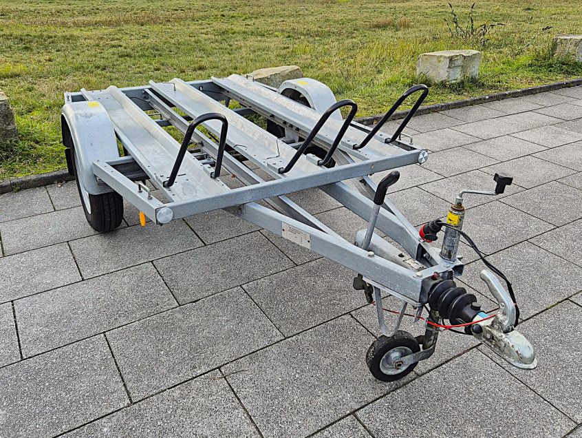 Motorradanhänger 1000kg mieten | Frontseite | Anhängervermietung Klümper