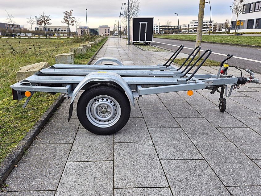 Motorradanhänger 1000kg mieten | rechte Seite | Anhängervermietung Klümper
