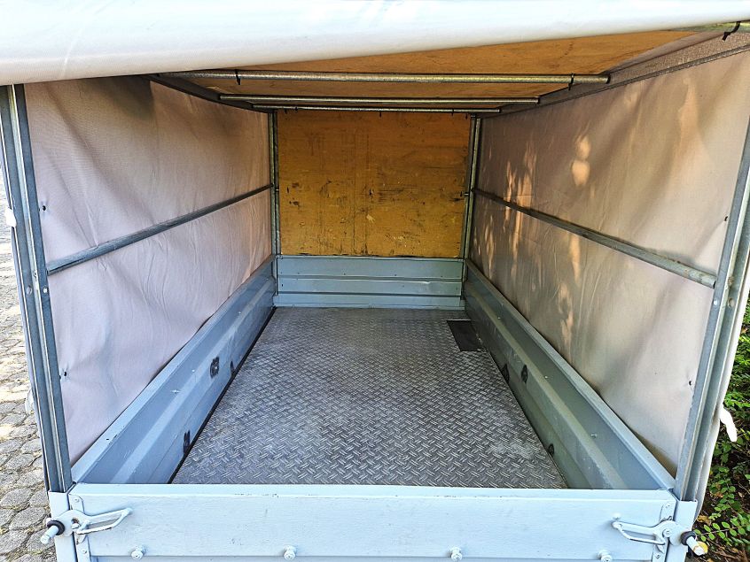 Planenanhänger 700kg mieten | Hinten offen | Anhängervermietung Klümper