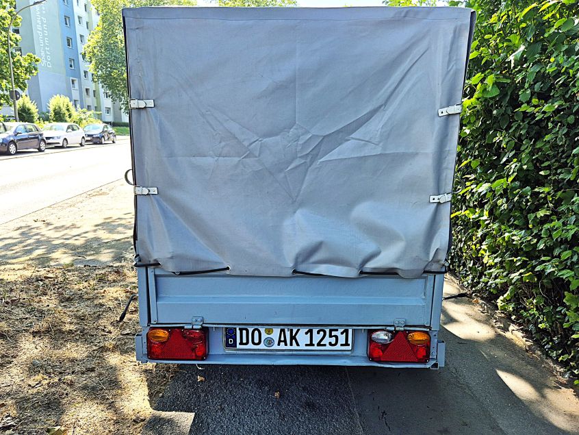 Planenanhänger 700kg mieten | Hinten zu | Anhängervermietung Klümper