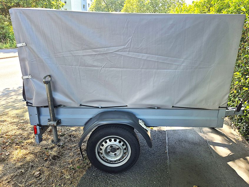 Planenanhänger 700kg mieten | Rechte Seite | Anhängervermietung Klümper